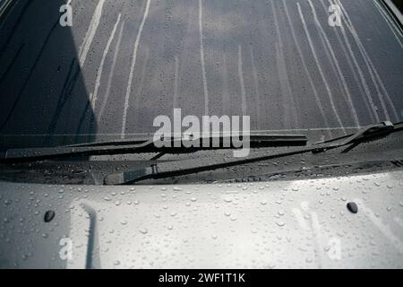 vue rapprochée de la voiture en sueur avec de la rosée sur tout le pare-brise Banque D'Images