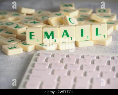 Scrabble lettres orthographiant les mots EMAIL Banque D'Images