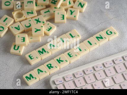 Scrabble lettres orthographiant les mots Email Marketing Banque D'Images