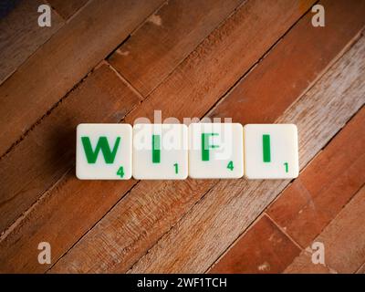 Scrabble lettres orthographiant les mots WIFI Banque D'Images