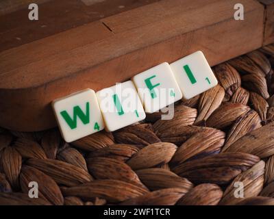 Scrabble lettres orthographiant les mots WIFI Banque D'Images