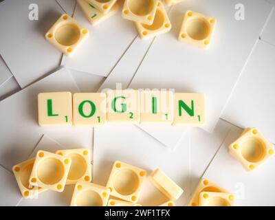 Scrabble lettres orthographiant mots LOGIN. Connexion, acte de connexion à un ordinateur, une base de données ou un système Banque D'Images