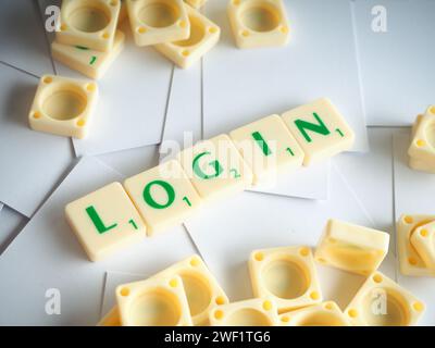 Scrabble lettres orthographiant mots LOGIN. Connexion, acte de connexion à un ordinateur, une base de données ou un système Banque D'Images