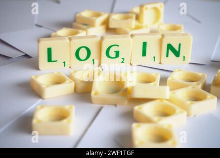 Scrabble lettres orthographiant mots LOGIN. Connexion, acte de connexion à un ordinateur, une base de données ou un système Banque D'Images