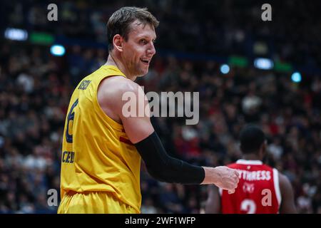 Milan, Italie. 26 janvier 2024. Jan Vesely #6 du FC Barcelone réagit lors du match de la saison régulière 23 de Turkish Airlines Euroleague 2023/24 entre EA7 Emporio Armani Milan et le FC Barcelone au Mediolanum Forum. Score final ; EA7 Milan 74 | 70 Barcelone. Crédit : SOPA Images Limited/Alamy Live News Banque D'Images