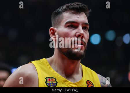 Milan, Italie. 26 janvier 2024. Willy Hernangomez #14 du FC Barcelone se penche sur le match de la saison régulière 2023/24 de Turkish Airlines Euroleague Round 23 entre EA7 Emporio Armani Milan et le FC Barcelone au Mediolanum Forum. Score final ; EA7 Milan 74 | 70 Barcelone. Crédit : SOPA Images Limited/Alamy Live News Banque D'Images