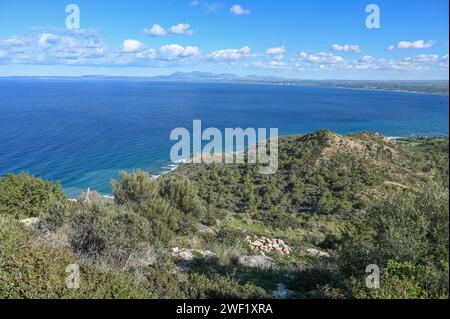 Baie de mer de montagnes sur la mer Méditerranée en hiver 10 Banque D'Images