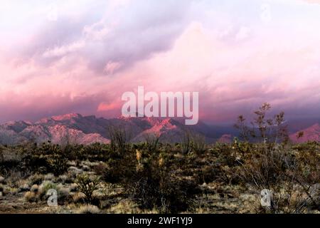 Hualapai Mouniians pendant une tempête, comté de Mohave Arizona, chaîne montagneuse du désert pendant une tempête Banque D'Images