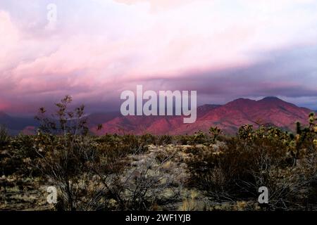 Hualapai Mouniians pendant une tempête, comté de Mohave Arizona, chaîne montagneuse du désert pendant une tempête Banque D'Images