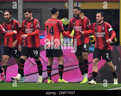 Milan, Italie. 27 janvier 2024. Ruben Loftus-Cheek (2e R) de l'AC Milan célèbre son premier but avec ses coéquipiers lors d'un match de soccer en Serie A entre l'AC Milan et Bologne à Milan, Italie, le 27 janvier 2024. Crédit : Alberto Lingria/Xinhua/Alamy Live News Banque D'Images