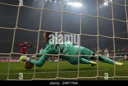 Milan, Italie. 27 janvier 2024. Le gardien de but de Bologne Lukasz Skorupski (à l'avant) sauve un coup de penalty d'Olivier Giroud (1e L) de l'AC Milan lors d'un match de soccer Serie A entre l'AC Milan et Bologne à Milan, Italie, le 27 janvier 2024. Crédit : Alberto Lingria/Xinhua/Alamy Live News Banque D'Images