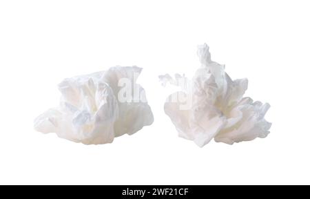 Vue de face du papier de soie ou de serviette blanc vissé ou froissé dans l'ensemble dans la forme étrange après utilisation dans les toilettes ou les toilettes est isolé sur fond blanc Banque D'Images