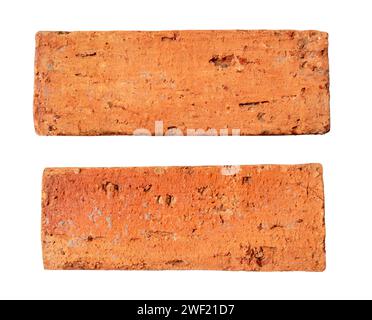 La vue de dessus de deux vieilles briques rouges ou orange fissurées est isolée sur fond blanc avec chemin de détourage. Banque D'Images