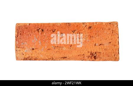 Vue de dessus de la vieille brique rouge ou orange fissurée unique est isolée sur fond blanc avec chemin de détourage. Banque D'Images