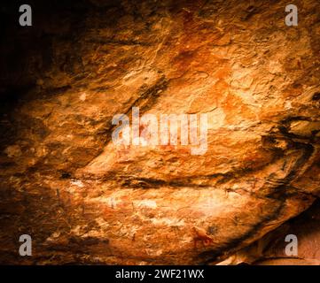 Des pétroglyphes (art sculpté) et des pictogrammes (art peint) ornent un visage de pierre escarpé à Red Rock Canyon, Nevada. Photo de haute qualité Banque D'Images