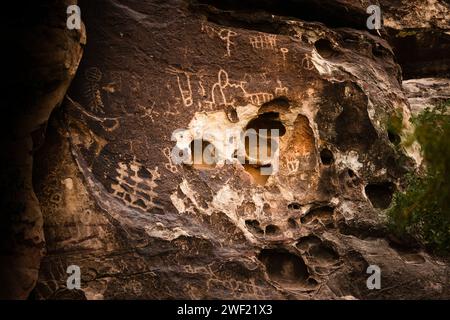 Des pétroglyphes (art sculpté) et des pictogrammes (art peint) ornent un visage de pierre escarpé à Red Rock Canyon, Nevada. Photo de haute qualité Banque D'Images