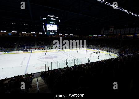 Centre Tsongas. 27 janvier 2024. Massachusetts, États-Unis ; Une arène bondée a regardé un match de saison régulière de PWHL entre Boston et Minnesota au Tsongas Center. c) Burt Granofsky/CSM/Alamy Live News Banque D'Images