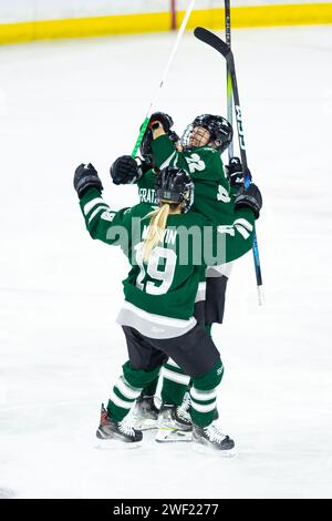 Centre Tsongas. 27 janvier 2024. Massachusetts, États-Unis ; les joueurs de Boston célèbrent un but lors d’un match de saison régulière de la PWHL entre Boston et Minnesota au Tsongas Center. c) Burt Granofsky/CSM/Alamy Live News Banque D'Images