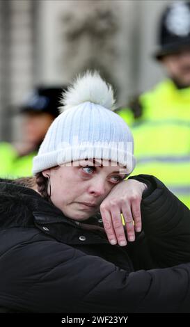 Londres, Royaume-Uni. 27 janvier 2024. Un manifestant essuie la larme après avoir écouté une histoire déchirante de Jeanette Archer, survivante des abus sataniques, pendant la manifestation. Un groupe de manifestants s’est réuni pour manifester contre les membres du gouvernement et les postes de pouvoir qui, selon eux, permettent la sexualisation des enfants dans les programmes scolaires, la vaccination des enfants contre le COVID-19, les abus rituels sataniques, la traite des enfants et l’utilisation de l’adrénochrome. Ils exigent des réponses et une enquête appropriée qui obligera tous les dirigeants à rendre des comptes. Crédit : SOPA Images Limited/Alamy Live News Banque D'Images