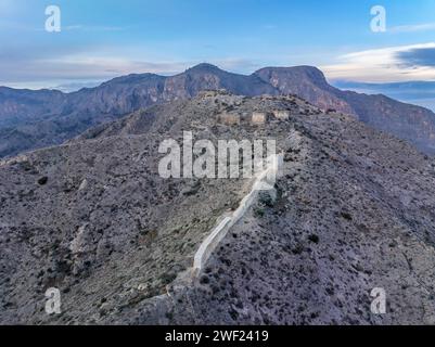 Vue aérienne d'Orihuela dans la province de Murcie Espagne ville médiévale avec château et Gotchic et églises baroques près de la rivière Segura avec le ciel dramatique Banque D'Images