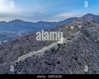 Vue aérienne d'Orihuela dans la province de Murcie Espagne ville médiévale avec château et Gotchic et églises baroques près de la rivière Segura avec le ciel dramatique Banque D'Images