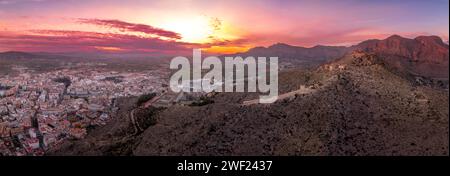 Vue aérienne d'Orihuela dans la province de Murcie Espagne ville médiévale avec château et Gotchic et églises baroques près de la rivière Segura avec le ciel dramatique Banque D'Images