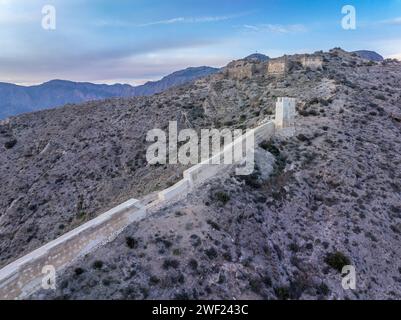 Vue aérienne d'Orihuela dans la province de Murcie Espagne ville médiévale avec château et Gotchic et églises baroques près de la rivière Segura avec le ciel dramatique Banque D'Images