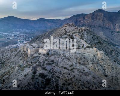 Vue aérienne d'Orihuela dans la province de Murcie Espagne ville médiévale avec château et Gotchic et églises baroques près de la rivière Segura avec le ciel dramatique Banque D'Images