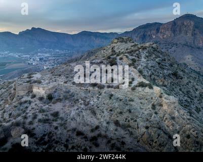 Vue aérienne d'Orihuela dans la province de Murcie Espagne ville médiévale avec château et Gotchic et églises baroques près de la rivière Segura avec le ciel dramatique Banque D'Images