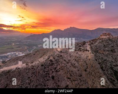 Vue aérienne d'Orihuela dans la province de Murcie Espagne ville médiévale avec château et Gotchic et églises baroques près de la rivière Segura avec le ciel dramatique Banque D'Images