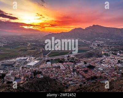 Vue aérienne d'Orihuela dans la province de Murcie Espagne ville médiévale avec château et Gotchic et églises baroques près de la rivière Segura avec le ciel dramatique Banque D'Images