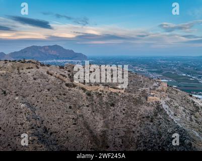 Vue aérienne d'Orihuela dans la province de Murcie Espagne ville médiévale avec château et Gotchic et églises baroques près de la rivière Segura avec le ciel dramatique Banque D'Images