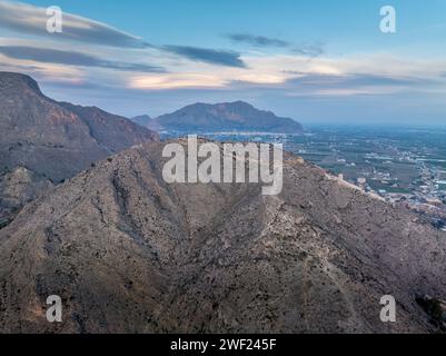 Vue aérienne d'Orihuela dans la province de Murcie Espagne ville médiévale avec château et Gotchic et églises baroques près de la rivière Segura avec le ciel dramatique Banque D'Images