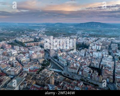 Vue aérienne d'Orihuela dans la province de Murcie Espagne ville médiévale avec château et Gotchic et églises baroques près de la rivière Segura avec le ciel dramatique Banque D'Images