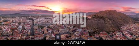 Vue aérienne d'Orihuela dans la province de Murcie Espagne ville médiévale avec château et Gotchic et églises baroques près de la rivière Segura avec le ciel dramatique Banque D'Images