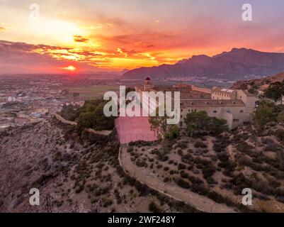 Vue aérienne d'Orihuela dans la province de Murcie Espagne ville médiévale avec château et Gotchic et églises baroques près de la rivière Segura avec le ciel dramatique Banque D'Images