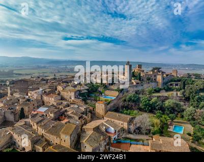 Vue aérienne de Pals une ville médiévale de Catalogne, au nord de l'Espagne, près de la mer au cœur de la baie d'Emporda sur la Costa Brava avec les remparts de la ville Banque D'Images