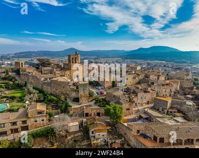 Vue aérienne de Pals une ville médiévale de Catalogne, au nord de l'Espagne, près de la mer au cœur de la baie d'Emporda sur la Costa Brava avec les remparts de la ville Banque D'Images