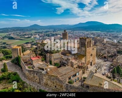 Vue aérienne de Pals une ville médiévale de Catalogne, au nord de l'Espagne, près de la mer au cœur de la baie d'Emporda sur la Costa Brava avec les remparts de la ville Banque D'Images