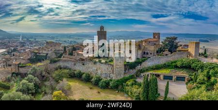 Vue aérienne de Pals une ville médiévale de Catalogne, au nord de l'Espagne, près de la mer au cœur de la baie d'Emporda sur la Costa Brava avec les remparts de la ville Banque D'Images