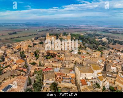 Vue aérienne de Pals une ville médiévale de Catalogne, au nord de l'Espagne, près de la mer au cœur de la baie d'Emporda sur la Costa Brava avec les remparts de la ville Banque D'Images