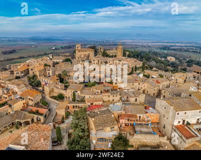 Vue aérienne de Pals une ville médiévale de Catalogne, au nord de l'Espagne, près de la mer au cœur de la baie d'Emporda sur la Costa Brava avec les remparts de la ville Banque D'Images