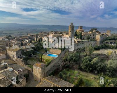 Vue aérienne de Pals une ville médiévale de Catalogne, au nord de l'Espagne, près de la mer au cœur de la baie d'Emporda sur la Costa Brava avec les remparts de la ville Banque D'Images