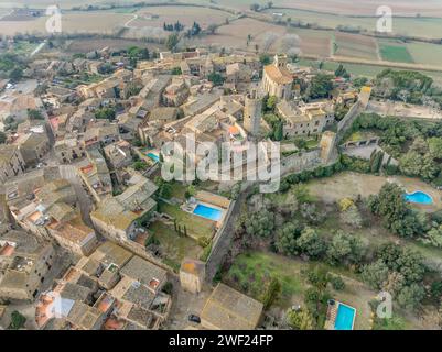 Vue aérienne de Pals une ville médiévale de Catalogne, au nord de l'Espagne, près de la mer au cœur de la baie d'Emporda sur la Costa Brava avec les remparts de la ville Banque D'Images