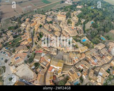 Vue aérienne de Pals une ville médiévale de Catalogne, au nord de l'Espagne, près de la mer au cœur de la baie d'Emporda sur la Costa Brava avec les remparts de la ville Banque D'Images