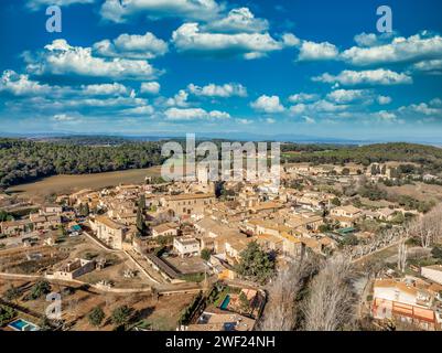 Vue aérienne de Peratallada, historique artistique petite ville médiévale fortifiée en Catalogne, Espagne près de la Costa Brava. Bâtiments en pierre ruchée str Banque D'Images