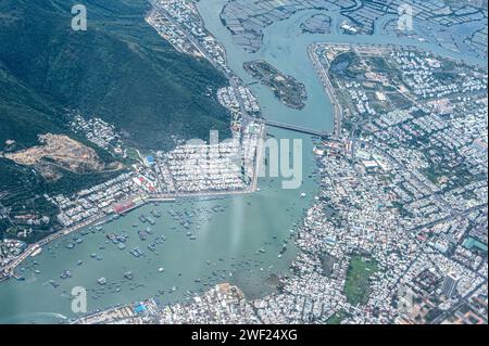 Depuis le point de vue de l'avion, une vue enchanteresse dévoile Ho Chi Minh-ville, Saigon, la rivière et les collines baignées dans des tons bleus sereins. captivant sn Banque D'Images
