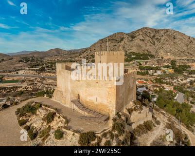 Vue aérienne de Petrer, ville médiévale et château perché avec tour restaurée et remparts près d'Elda Espagne, Banque D'Images