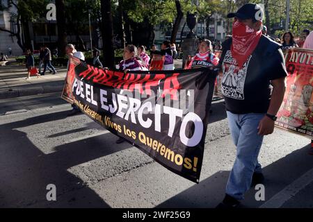 Non exclusive : les mères et les pères des 43 élèves de l’école normale d’Ayotzinapa participent à l’action globale CXII pour Ayotzinapa et M. Banque D'Images