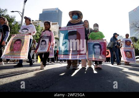 Non exclusive : les mères et les pères des 43 élèves de l’école normale d’Ayotzinapa participent à l’action globale CXII pour Ayotzinapa et M. Banque D'Images